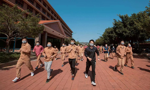 组织“跑在阳光下，，，，，，，，跑进康健里”体育运动